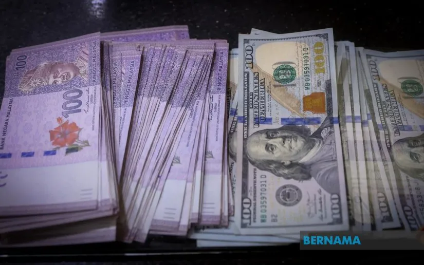 Malaysian ringgit banknotes alongside US dollar banknotes