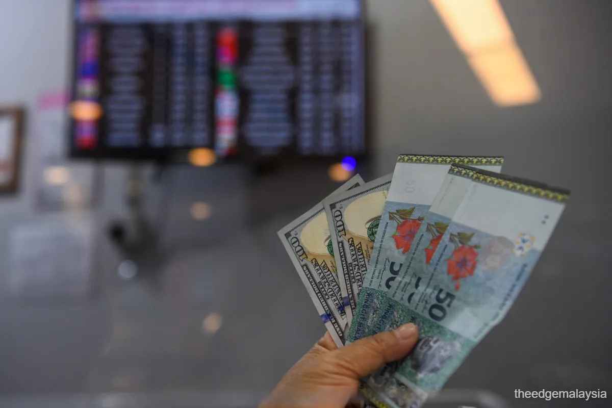 Malaysian ringgit banknotes alongside US dollar notes