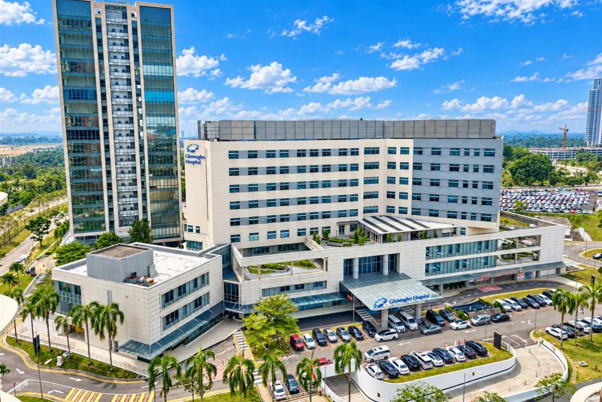 Illustration of hospital buildings and an outpatient healthcare centre