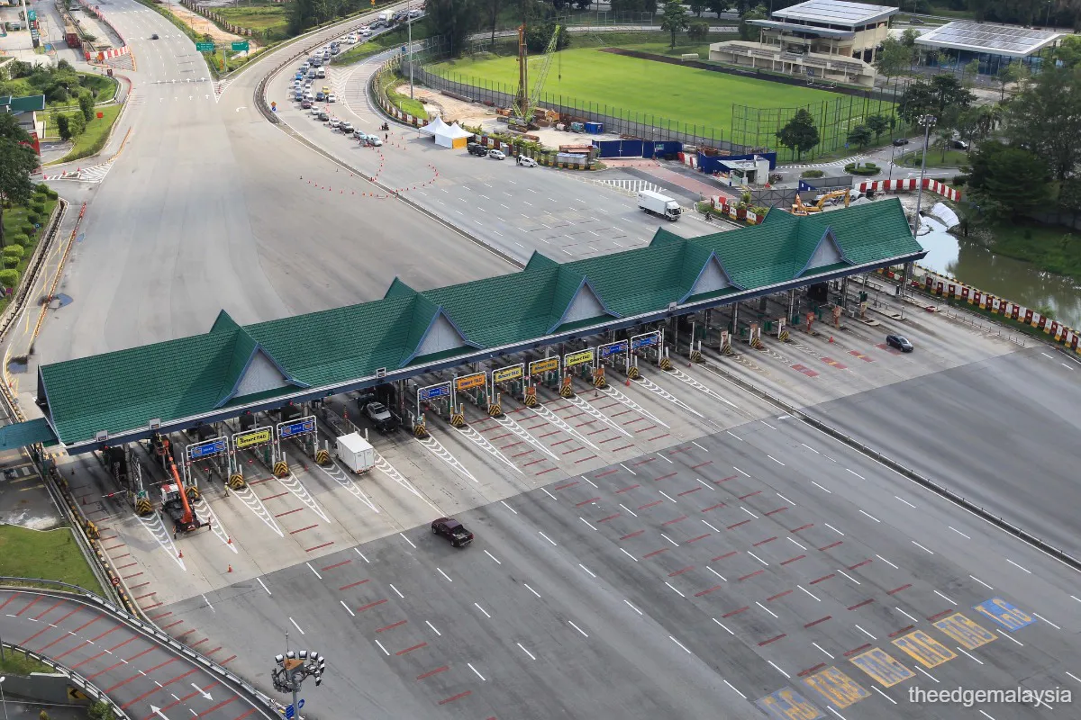 Expressway lanes with overhead traffic monitoring equipment and roadside lighting
