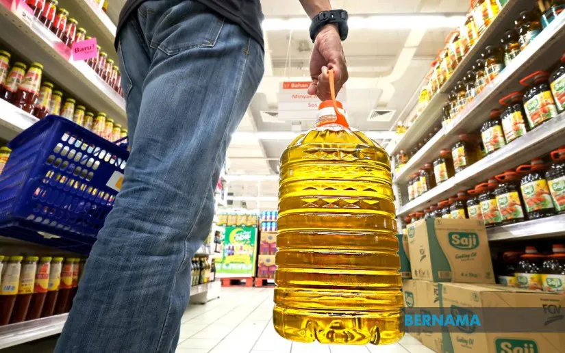 Cooking oil containers arranged on a grocery shop shelf